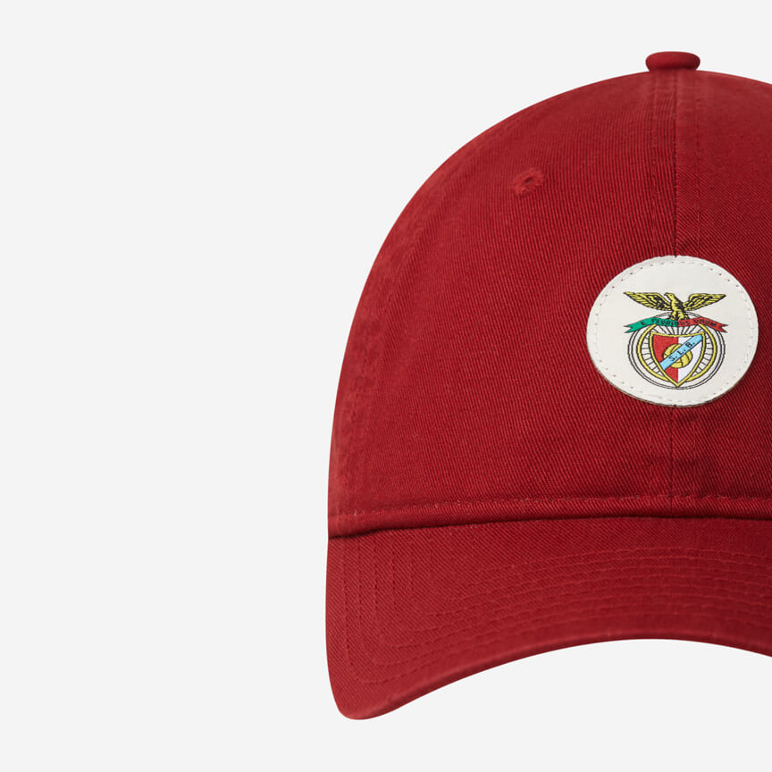Burgundy Cap with Vintage SL Benfica Emblem